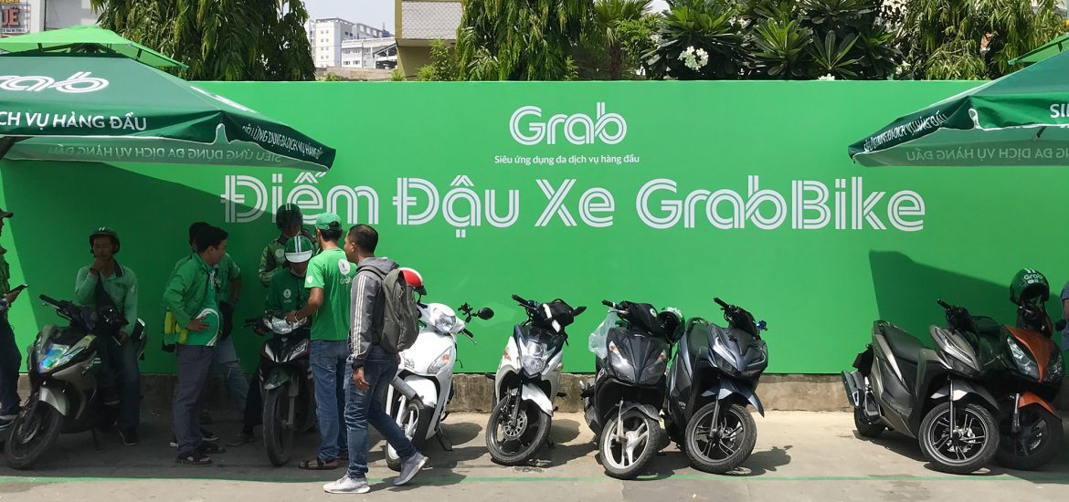 Grab triển khai thử nghiệm khu vực đón trả hành khách GrabBike tại Bến xe Miền Đông (TP.HCM).