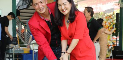 Vợ chồng Bình Minh hạnh phúc diện đồ đôi trong sự kiện