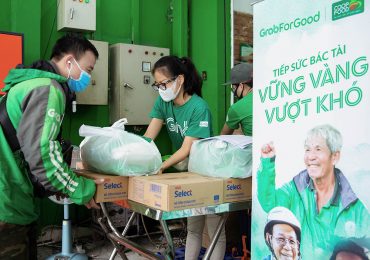 Grab trao tặng gần 80 tấn gạo và 8.000 thùng mì gói, hỗ trợ đối tác tài xế vượt qua khó khăn trong dịch COVID-19