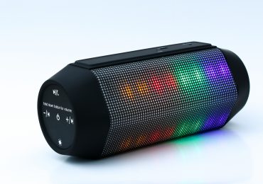 SoundMax R-600: loa Bluetooth trẻ trung, đèn LED đa sắc màu sành điệu