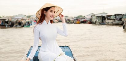 Hoa hậu Phan Thị Mơ thả dáng trên sông chợ nổi Cái Răng