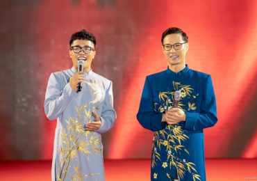 Ca sĩ Nguyên Vũ cùng MC Thanh Bạch, Anh Quân, Quốc Bình, Ngọc Tiên ngọt ngào trong đêm MC Show