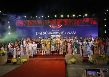 Đại sứ Áo dài Bảo Nguyên, Gia Huy, Minh Anh, Thiên Nga rạng ngời trên sân khấu Gala Đại sứ Áo dài Việt Nam