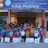 Đan Trường và doanh nhân Thủy Tiên đưa con trai đi làm từ thiện