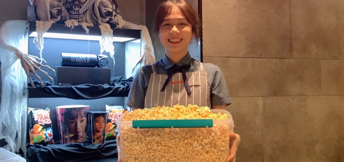 Fill bắp rang vào đầy “vật đựng” miễn phí khi mua vé xem phim tại Lotte Cinema