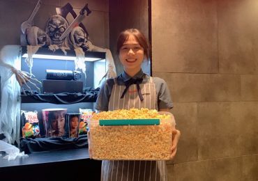 Fill bắp rang vào đầy “vật đựng” miễn phí khi mua vé xem phim tại Lotte Cinema