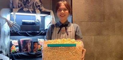 Fill bắp rang vào đầy “vật đựng” miễn phí khi mua vé xem phim tại Lotte Cinema