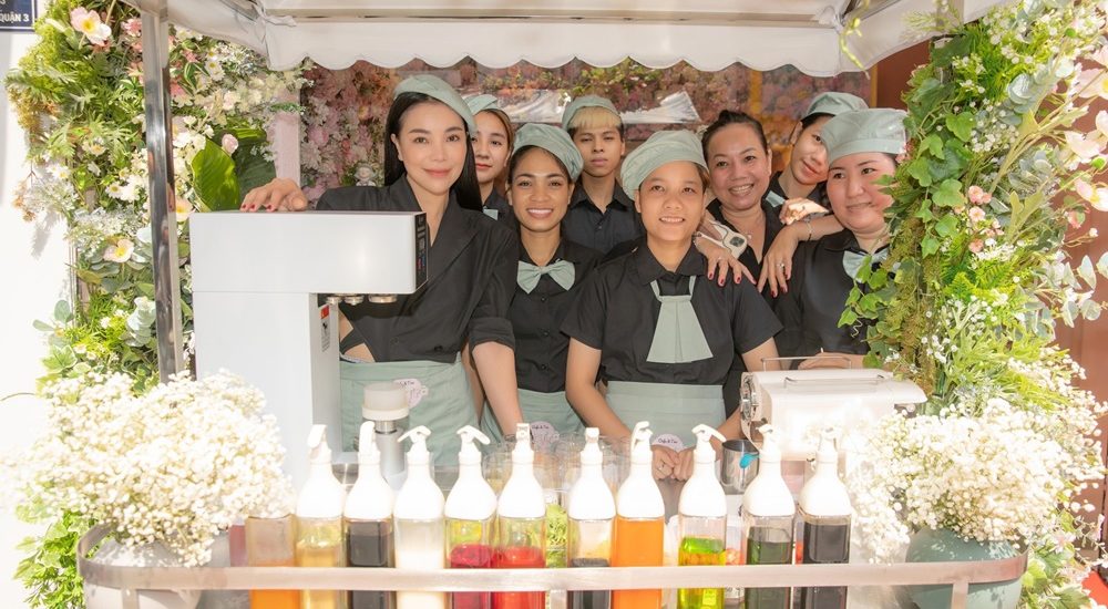 Trà Ngọc Hằng mở quán cafe take away mang tên “Cô Trà”
