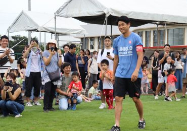 Cầu thủ Atsuto Uchida và cầu thủ Thành Lương tham gia ngày hội “Trải Nghiệm Bóng Đá Thiếu Nhi”