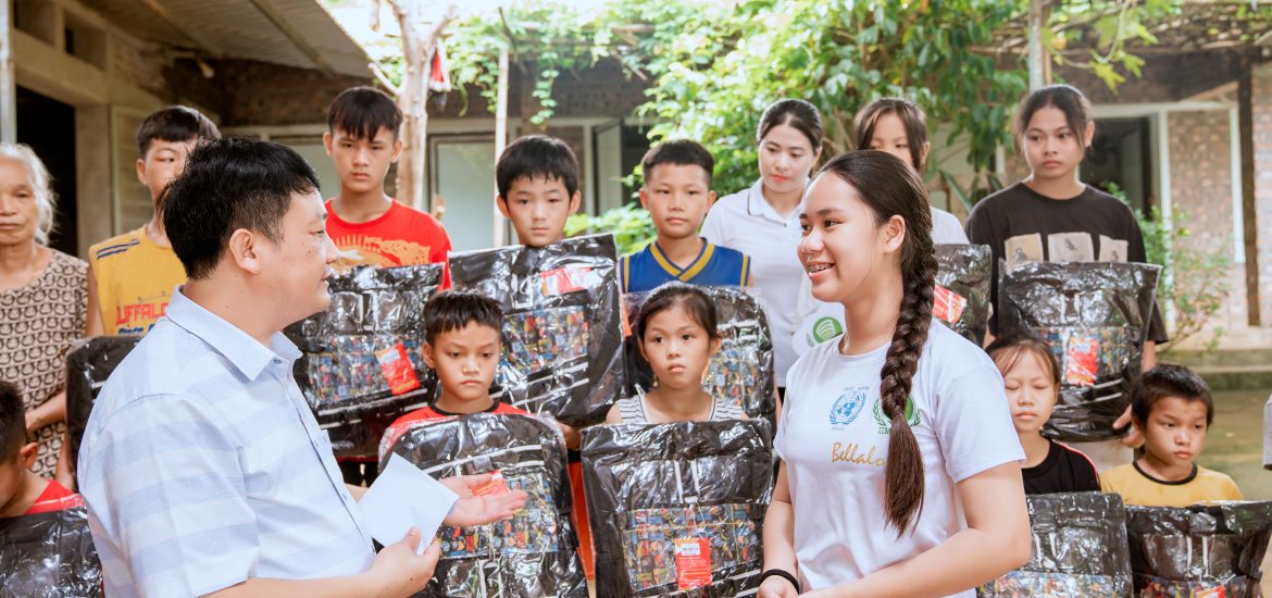Bella Vũ tặng quà năm học mới cho trẻ em nhiều vùng miền trên cả nước 