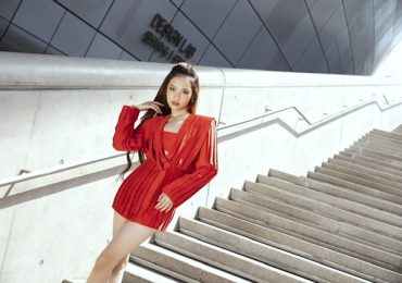 Bảo Hà gây chú ý truyền thông Hàn Quốc khi xuống phố với style cực chất trong thiết kế của Công Trí