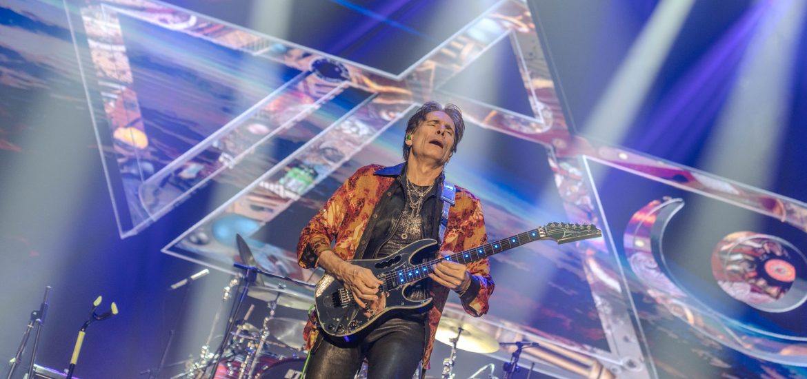 Huyền thoại Guitar Steve Vai thăng hoa trong lần đầu biểu diễn tại Việt Nam