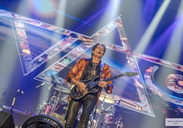 Huyền thoại Guitar Steve Vai thăng hoa trong lần đầu biểu diễn tại Việt Nam