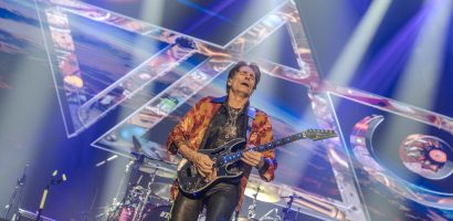 Huyền thoại Guitar Steve Vai thăng hoa trong lần đầu biểu diễn tại Việt Nam