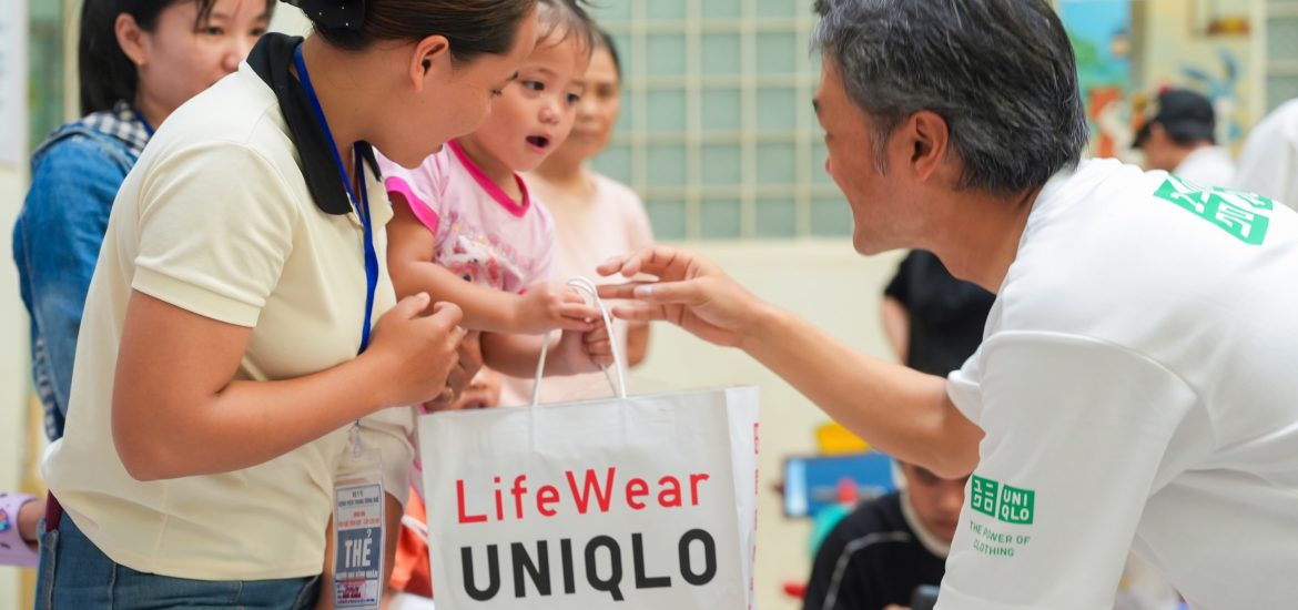 UNIQLO cùng Quỹ Hy Vọng trao tặng thiết bị y tế cho Bệnh Viện Trung Ương Huế