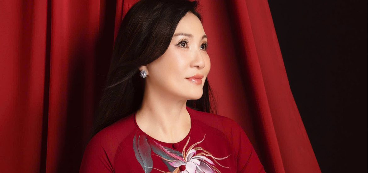 Nghệ sĩ Hồng Đào gợi ý áo dài cho các quý cô tuổi trung niên
