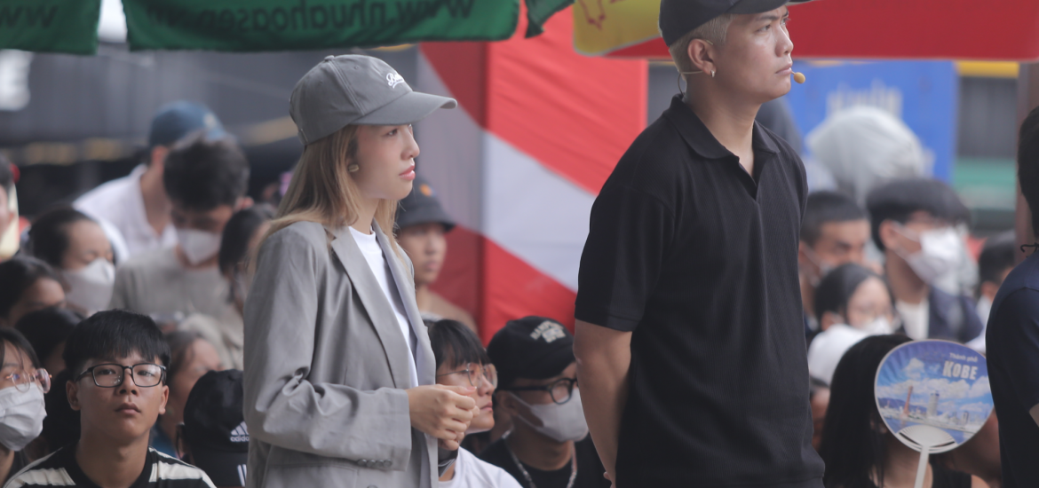 Vợ chồng rapper BigDaddy – ca sĩ Emily xúc động trước nghị lực sống của hai bé gái mồ côi trong Mái ấm gia đình Việt