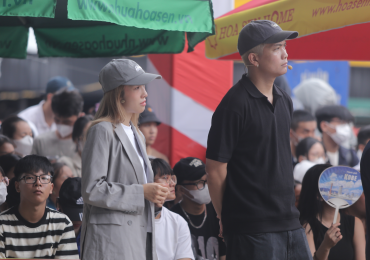 Vợ chồng rapper BigDaddy – ca sĩ Emily xúc động trước nghị lực sống của hai bé gái mồ côi trong Mái ấm gia đình Việt