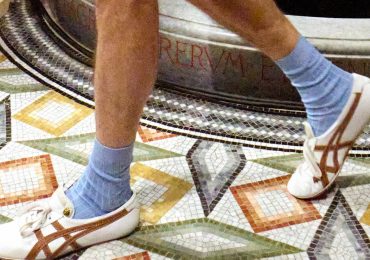 Onitsuka Tiger Và VERSACE Công Bố Màn Hợp Tác Ấn Tượng Tại Tuần lễ Thời Trang Milan