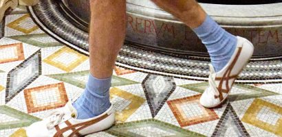 Onitsuka Tiger Và VERSACE Công Bố Màn Hợp Tác Ấn Tượng Tại Tuần lễ Thời Trang Milan