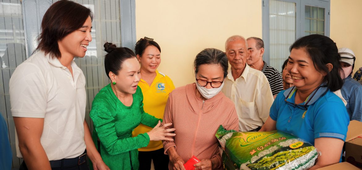 Gia đình nghệ sĩ Việt Hương – Hoài Phương tham gia chương trình thiện nguyện “Túi gạo nghĩa tình”