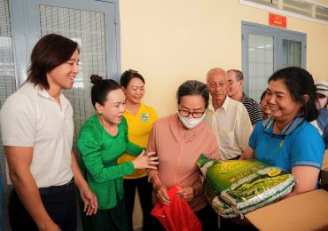 Gia đình nghệ sĩ Việt Hương – Hoài Phương tham gia chương trình thiện nguyện “Túi gạo nghĩa tình”
