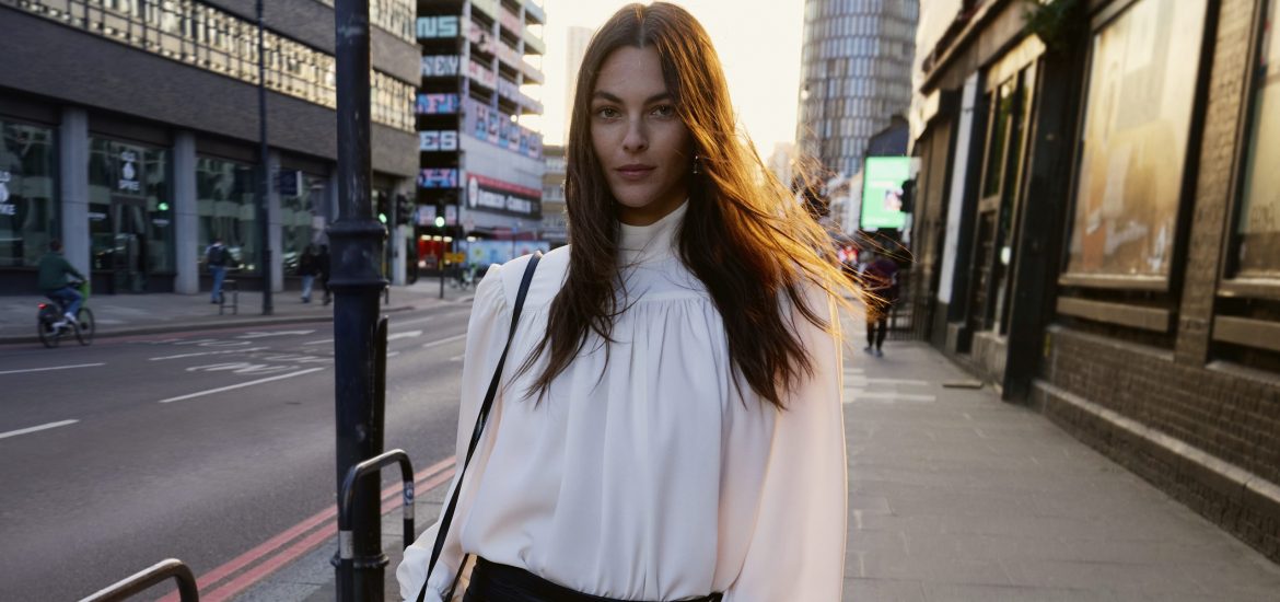 Vừa ra mắt: Chương thứ hai của bộ sưu tập H&M Thu Đông 2025 tập trung vào vẻ quyến rũ đô thị bóng bẩy.