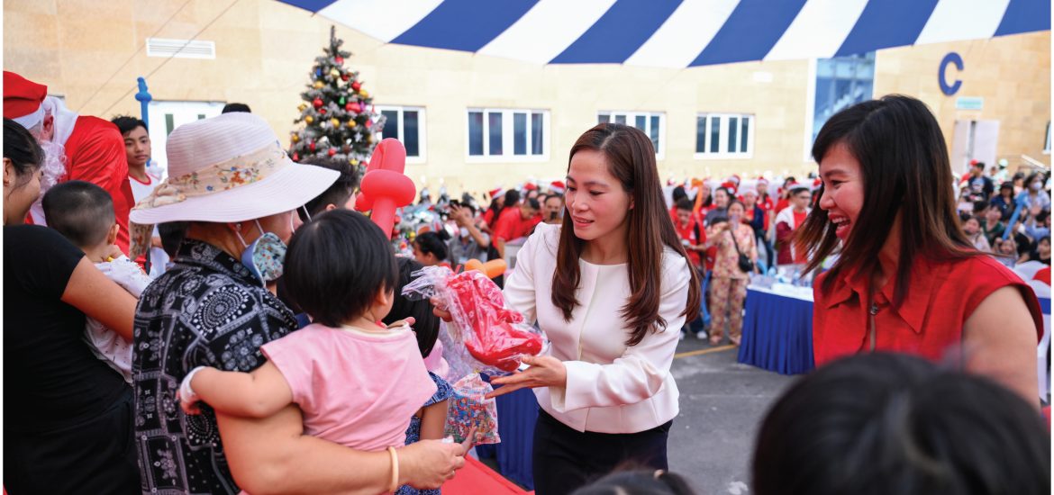 Prudential Việt Nam mang đến mùa Giáng Sinh ý nghĩa cho các bệnh nhi qua chuỗi hoạt động “Trao gửi yêu thương”