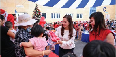 Prudential Việt Nam mang đến mùa Giáng Sinh ý nghĩa cho các bệnh nhi qua chuỗi hoạt động “Trao gửi yêu thương”