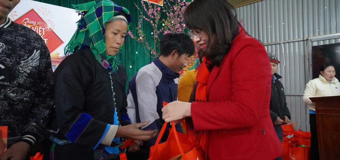 SABECO và Ủy ban Trung ương Mặt trận Tổ quốc Việt Nam trao 900 phần quà Tết đến người dân 2 tỉnh Lào Cai và Tuyên Quang