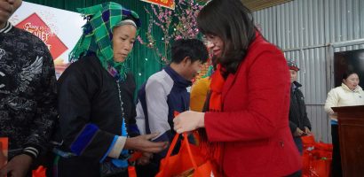 SABECO và Ủy ban Trung ương Mặt trận Tổ quốc Việt Nam trao 900 phần quà Tết đến người dân 2 tỉnh Lào Cai và Tuyên Quang