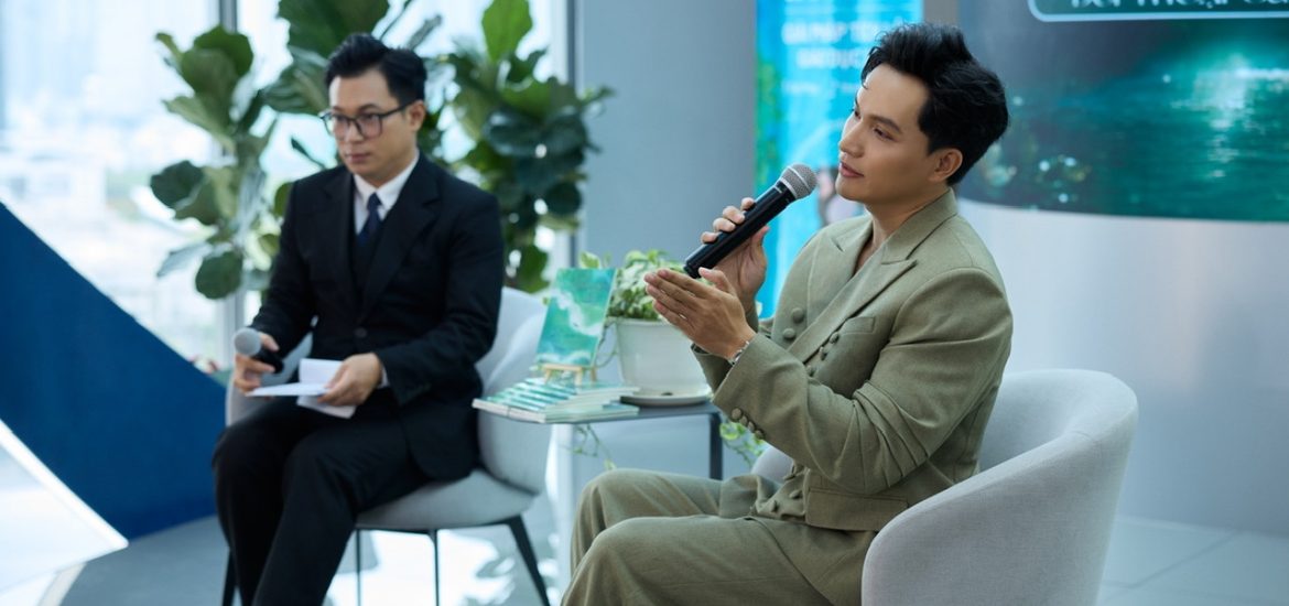 Từ sân khấu đến thơ ca: Nam vương Võ Minh Phụng và hành trình “Nghiêng trong dòng suối”