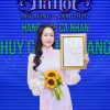 Nhật Kim Anh nhận huy chương vàng cho Thắm trong “Cuốn truyện bị đốt”