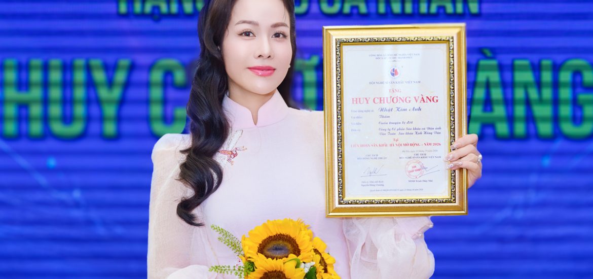 Nhật Kim Anh nhận huy chương vàng cho Thắm trong “Cuốn truyện bị đốt”