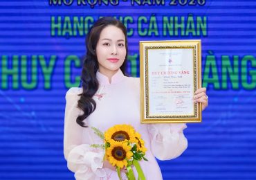 Nhật Kim Anh nhận huy chương vàng cho Thắm trong “Cuốn truyện bị đốt”